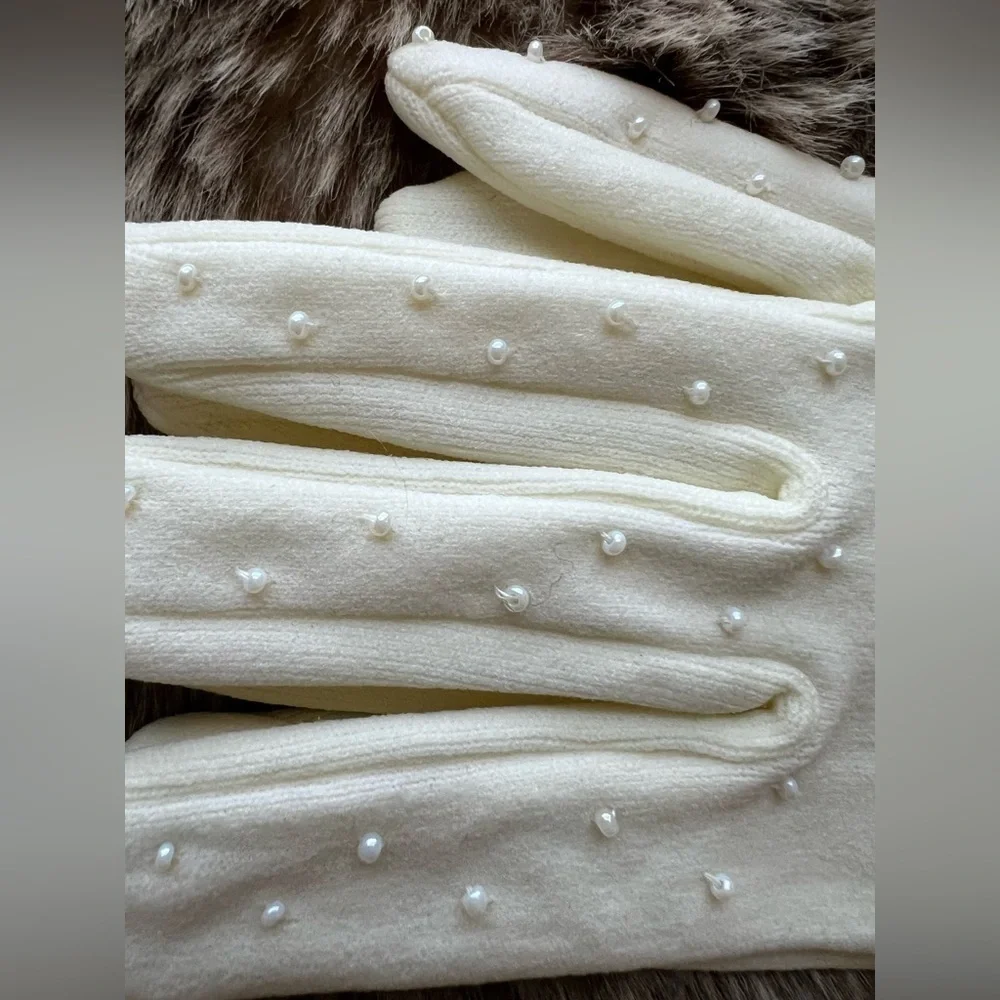 Beautiful cream/off white beaded gloves one size, stretch, made in Hong Kong New